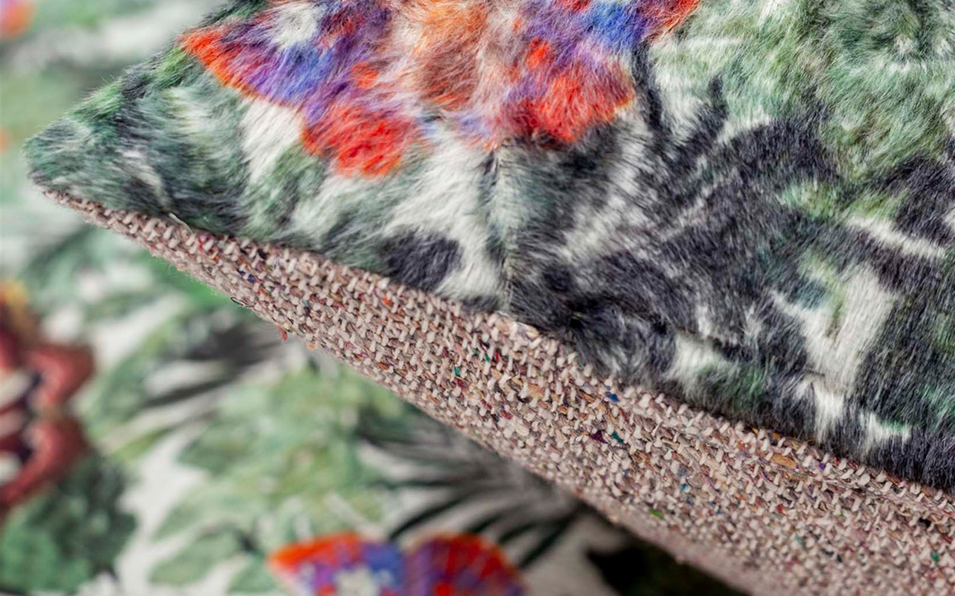 Mrs.Me cushion Bumblebee multicolor detail 1200x1200